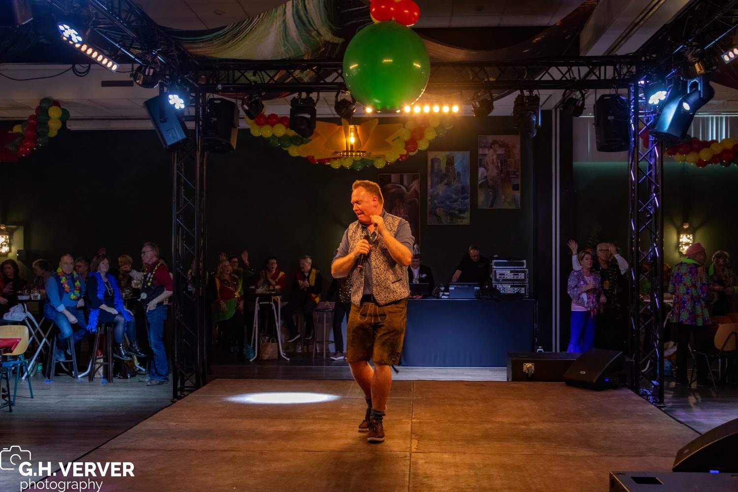 Ronald op het podium in vastelaoves-sfeer